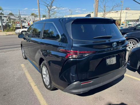Used 2024 Toyota Sienna LE image 6