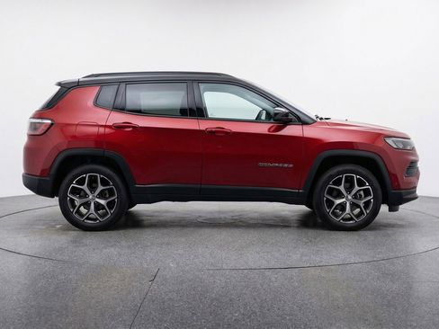 Used 2025 Jeep Compass Limited image 11