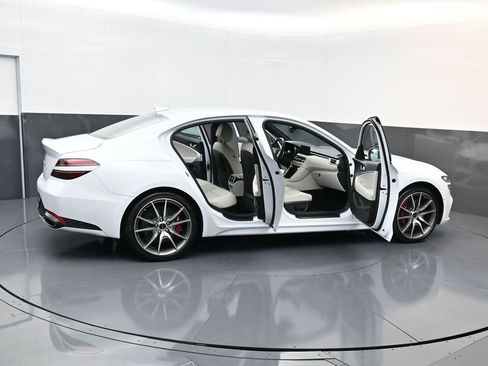 Used 2025 Genesis G70 2.5T image 31