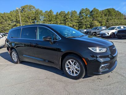 Used 2025 Chrysler Pacifica Select