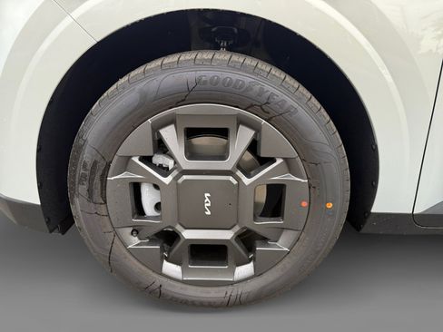 New 2026 Kia Carnival EX image 9