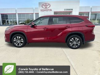 Used 2021 Toyota Highlander XLE AWD/4WD video 2
