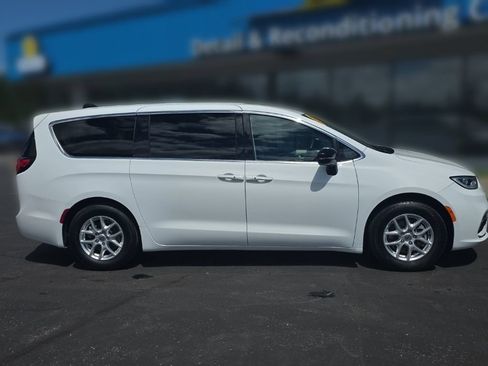 Used 2024 Chrysler Pacifica Touring-L FWD image 8