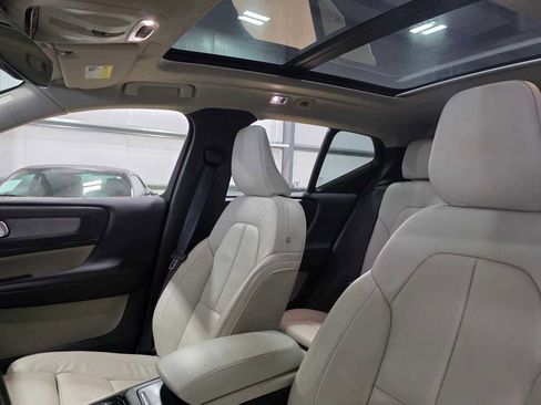 Used 2022 Volvo XC40 T5 Inscription image 12