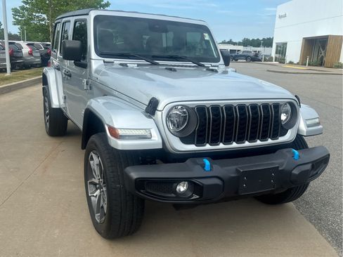 Used 2024 Jeep Wrangler Unlimited w/ Convenience Group AWD/4WD image 3