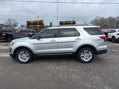 Used 2017 Ford Explorer XLT image 1