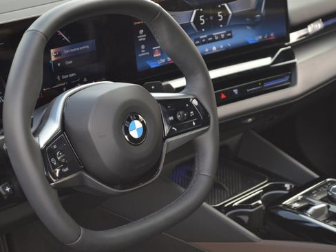 Used 2025 BMW 530i xDrive w/ Premium Package image 25