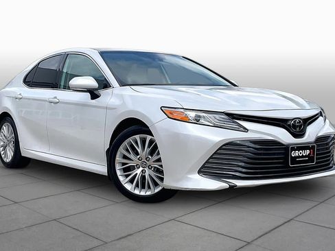 Used 2020 Toyota Camry XLE image 3