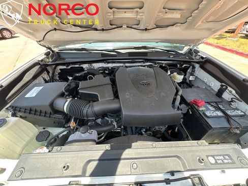 Used 2018 Toyota Tacoma TRD Sport w/ Technology Package image 26