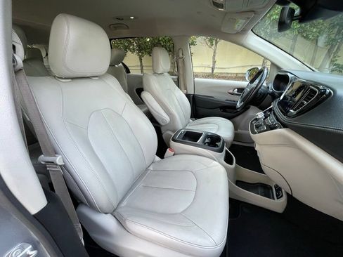 Used 2021 Chrysler Pacifica Touring-L FWD image 33