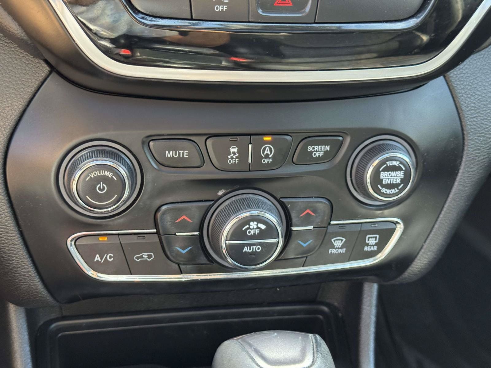 Used 2019 Jeep Cherokee Limited AWD/4WD image 26