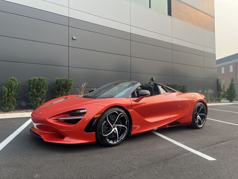 Used 2026 McLaren 750S Spider RWD image 3