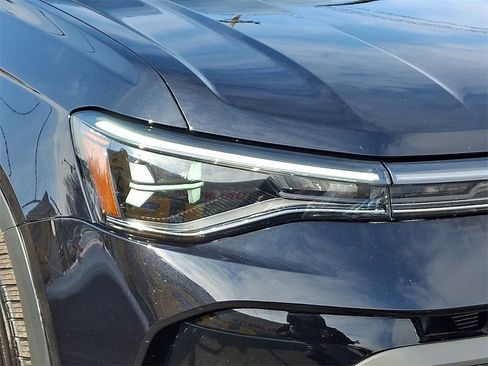 Certified 2025 Volkswagen Taos SE image 9