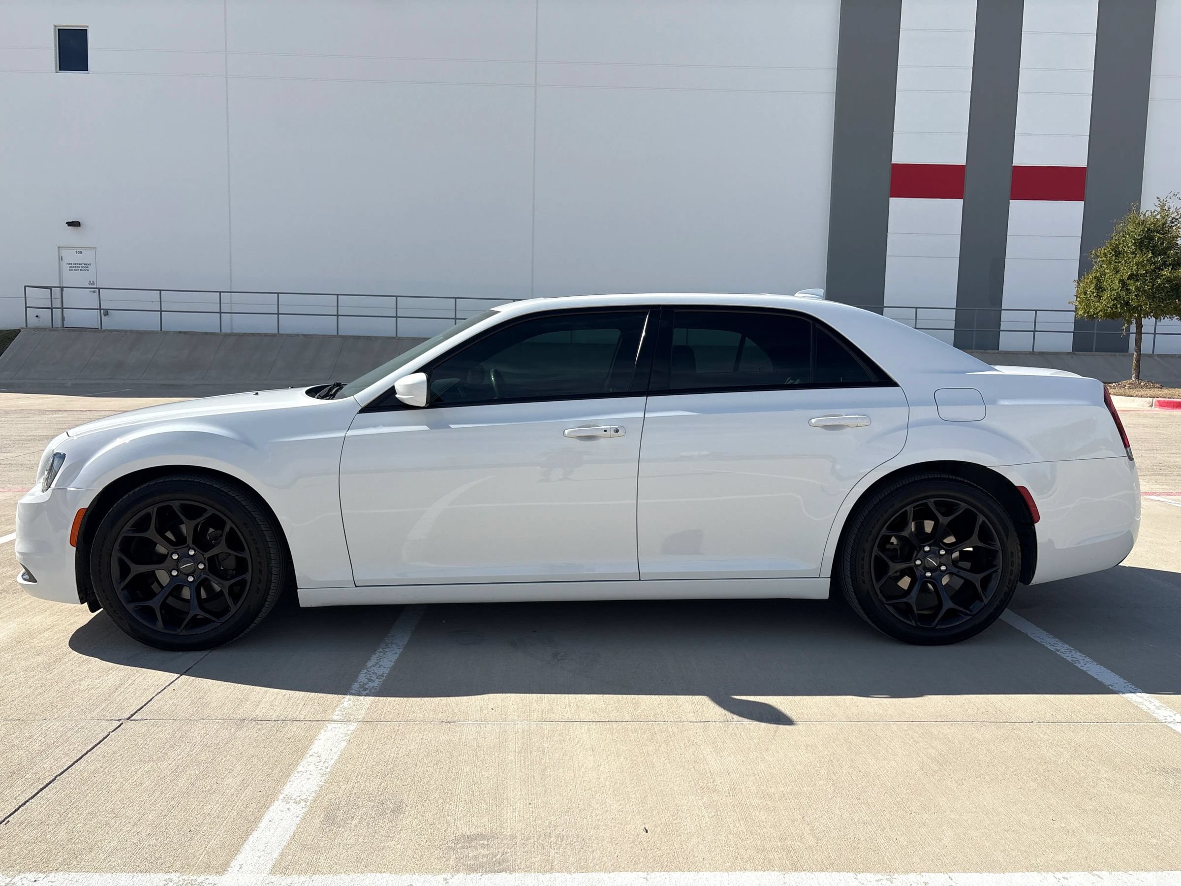 Used 2019 Chrysler 300 S RWD image 6