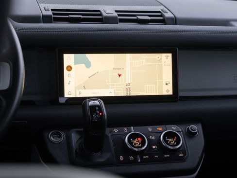 Used 2023 Land Rover Defender 90 X-Dynamic SE image 13