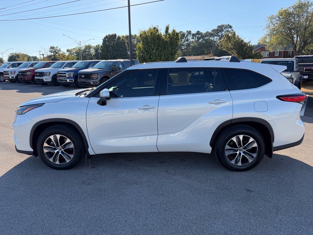 Used 2022 Toyota Highlander XLE AWD/4WD image 4