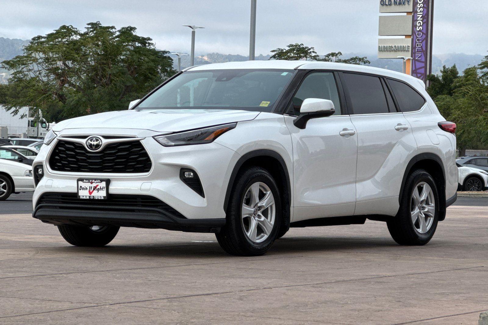 Used 2023 Toyota Highlander LE AWD/4WD image 10