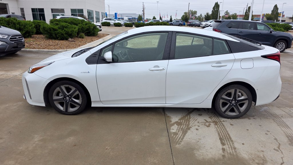 Used 2022 Toyota Prius L Eco FWD image 2