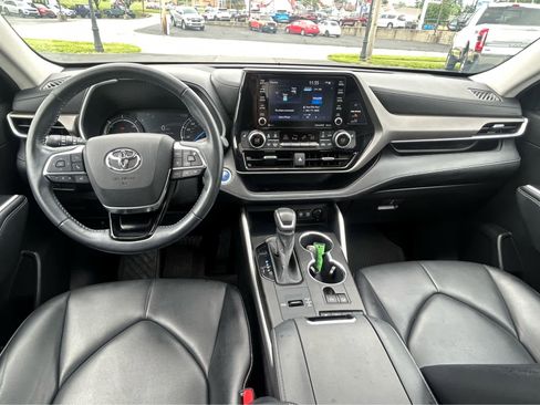 Used 2021 Toyota Highlander XLE AWD/4WD image 14