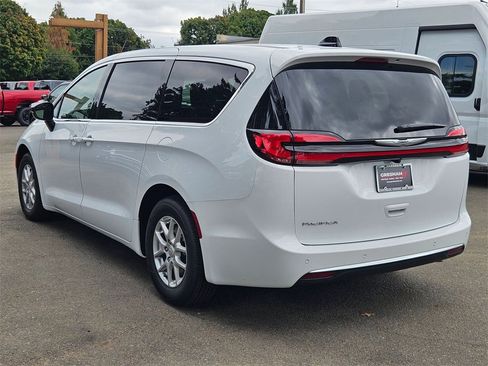 New 2026 Chrysler Pacifica Select image 5