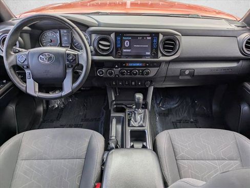 Used 2017 Toyota Tacoma TRD Off-Road w/ Premium & Technology Package AWD/4WD image 16