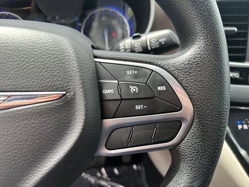 Used 2019 Chrysler Pacifica L FWD image 19