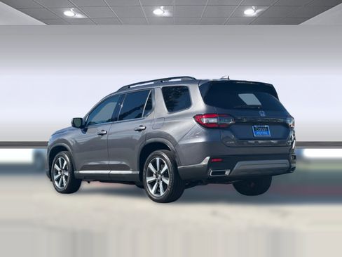 Certified 2025 Honda Pilot Touring image 3