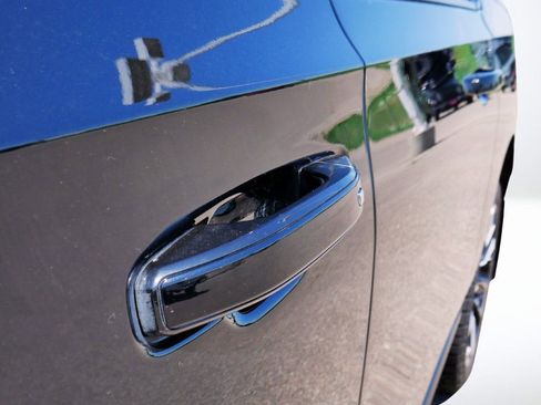 Used 2023 GMC Yukon XL Denali image 15