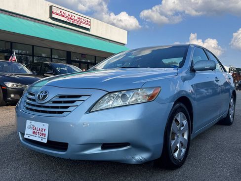 Used 2009 Toyota Camry LE FWD image 1