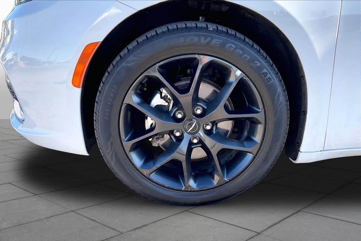 Used 2025 Chrysler Pacifica Limited FWD image 10