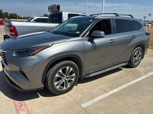 Used 2025 Toyota Highlander XLE FWD image 4