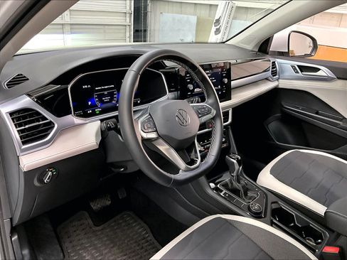 Used 2025 Volkswagen Taos SE w/ Panoramic Sunroof Package image 16