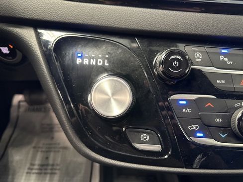 Used 2025 Chrysler Pacifica Select image 39