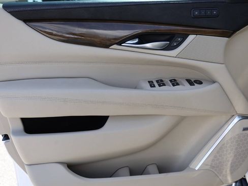 Used 2020 Cadillac Escalade Luxury AWD/4WD image 12