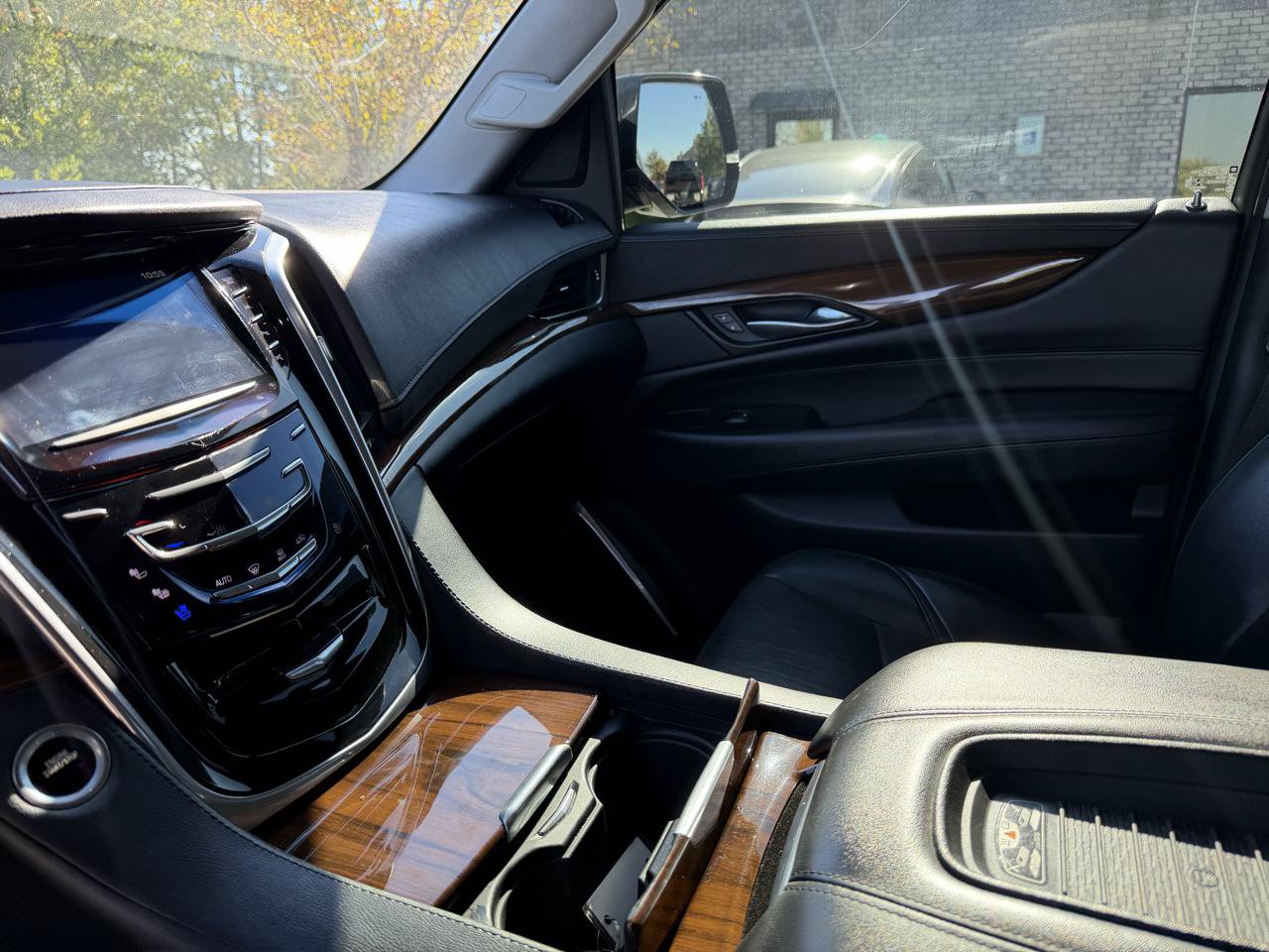 Used 2020 Cadillac Escalade Luxury AWD/4WD image 12