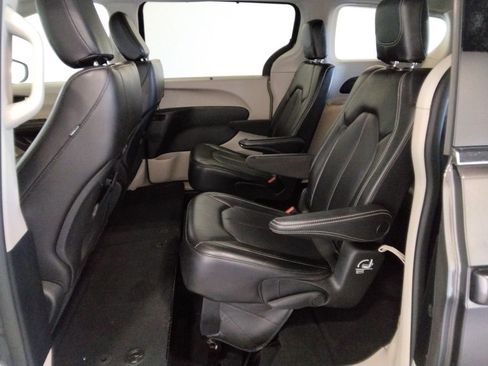 Used 2023 Chrysler Pacifica Touring-L image 31