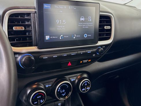 Used 2024 Hyundai Venue SEL image 16