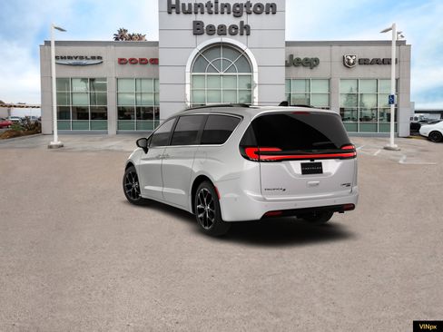 New 2026 Chrysler Pacifica Limited w/ Uconnect Theater Family Group image 5