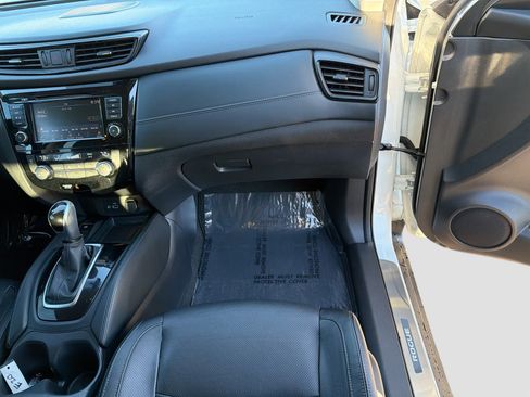 Used 2019 Nissan Rogue SL w/ Premium Package image 17