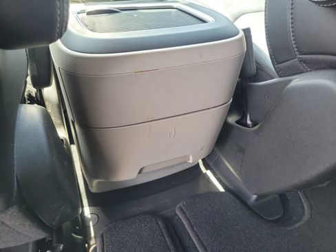 Used 2023 Chrysler Pacifica Touring-L FWD image 11