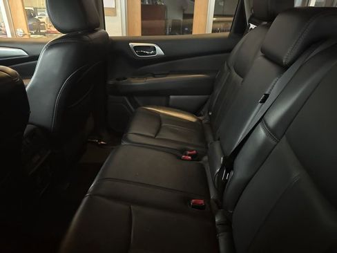 Used 2018 Nissan Pathfinder SL image 4