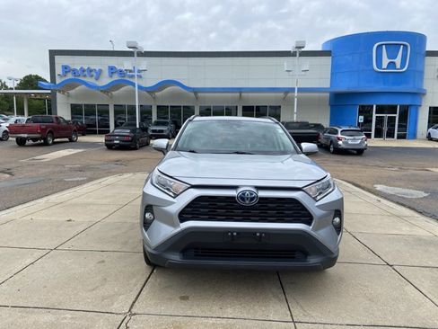 Used 2020 Toyota RAV4 XLE w/ Convenience Package AWD/4WD image 3