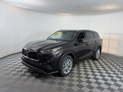 Used 2021 Toyota Highlander Limited AWD/4WD image 2