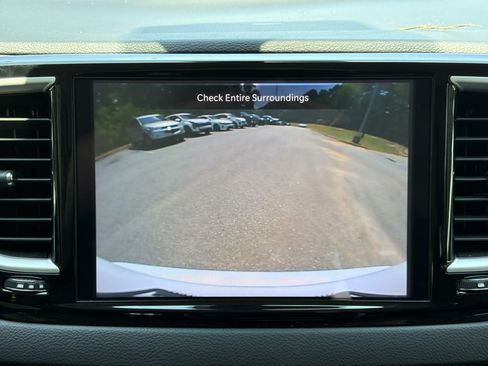 Used 2024 Chrysler Pacifica Touring-L FWD image 9