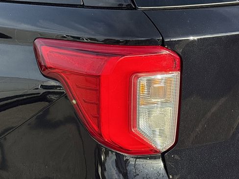Used 2024 Ford Explorer XLT w/ Equipment Group 202A image 7