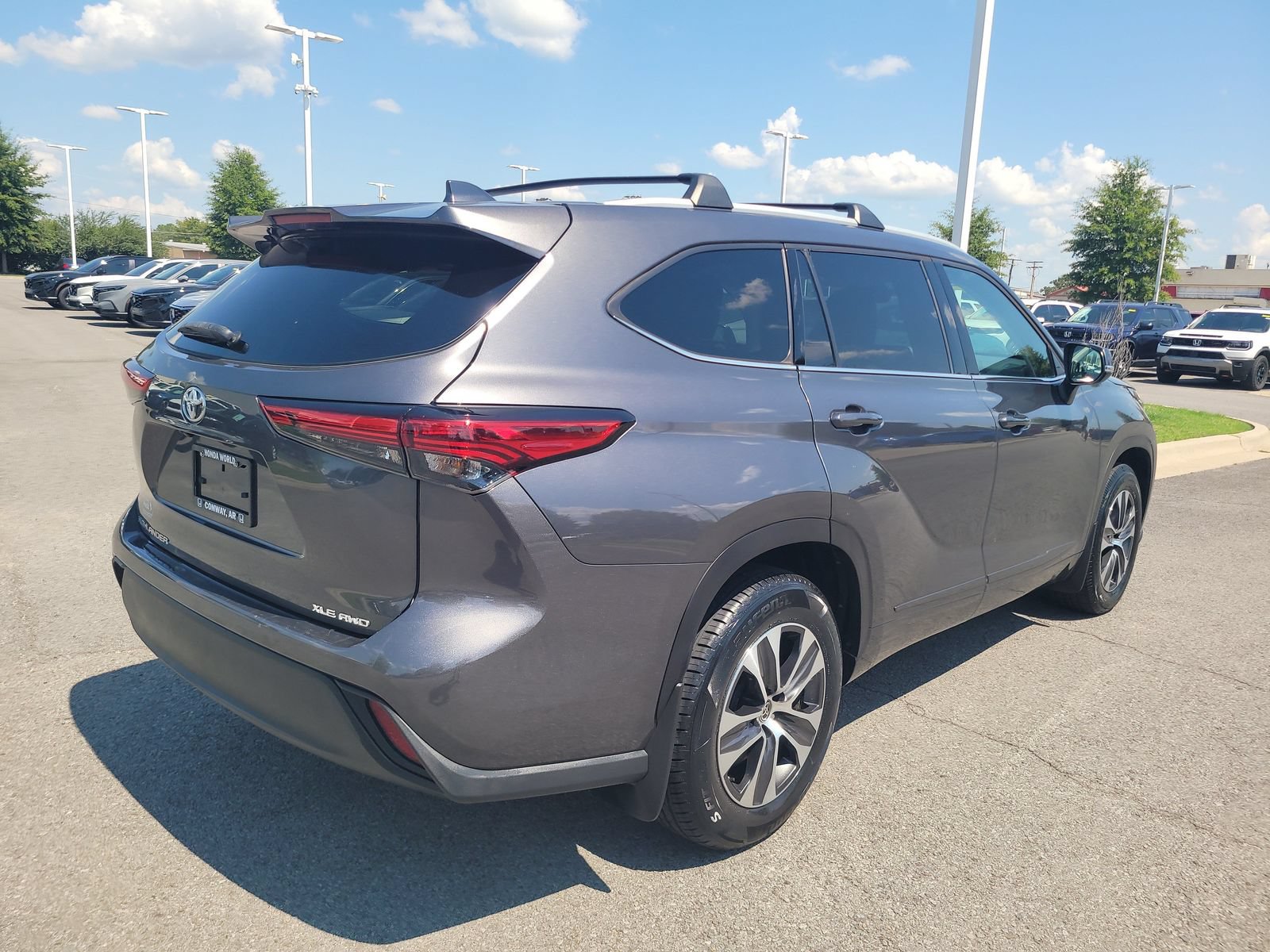 Used 2022 Toyota Highlander XLE AWD/4WD image 3