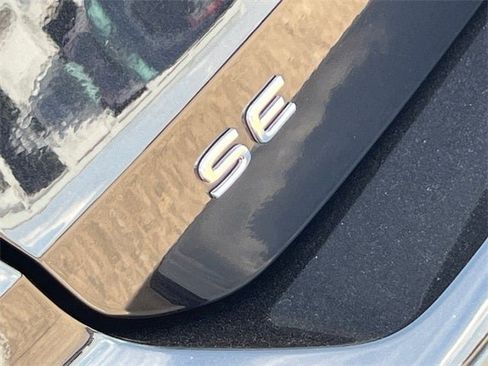 Used 2022 Volkswagen Taos SE w/ Panoramic Sunroof Package image 11