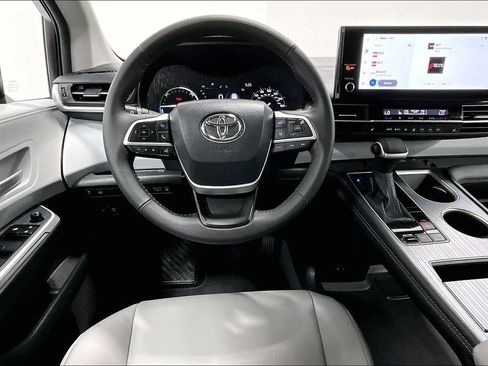 Used 2026 Toyota Sienna XLE FWD image 6