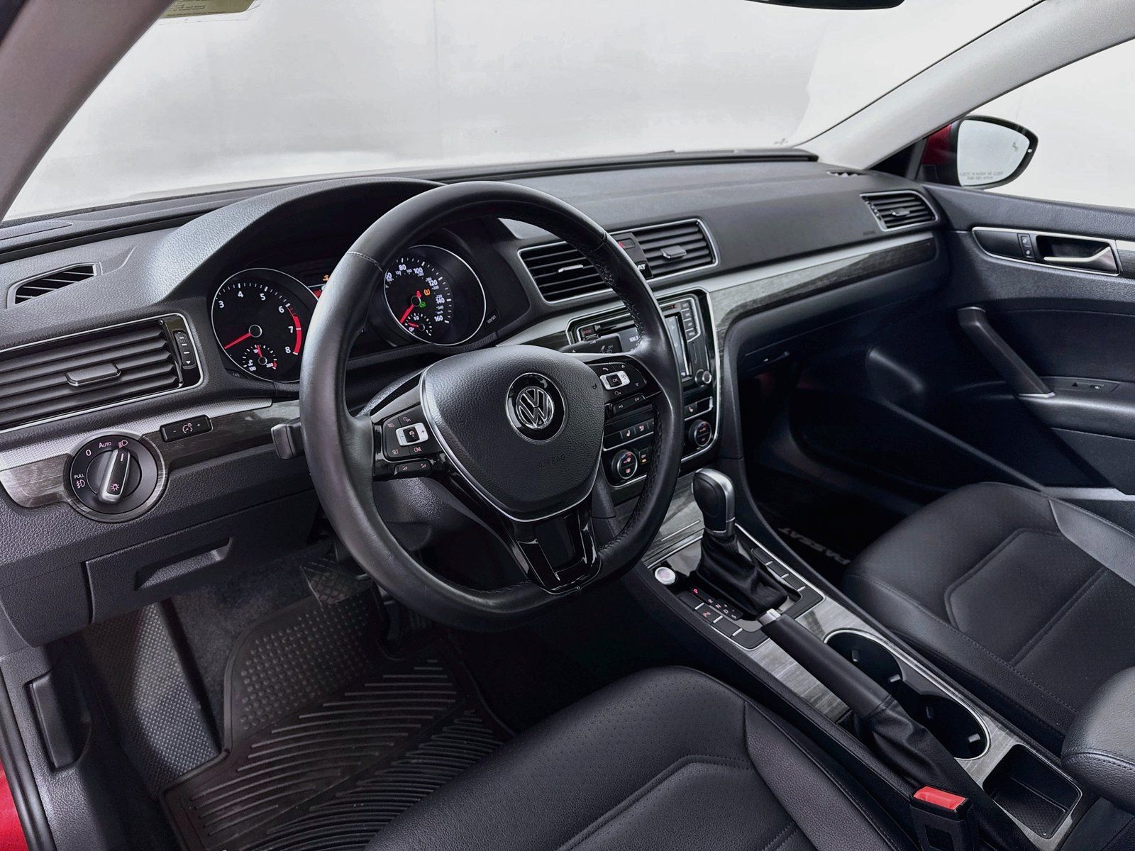 Used 2018 Volkswagen Passat 2.0T SE FWD image 14