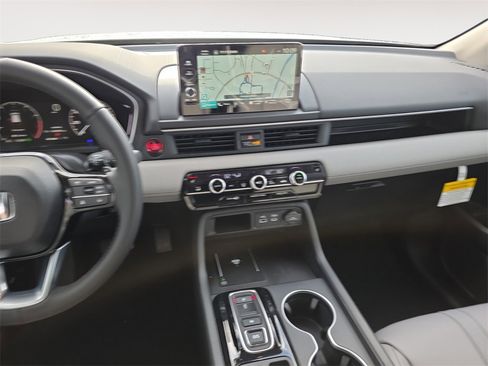 New 2025 Honda Pilot Touring image 11